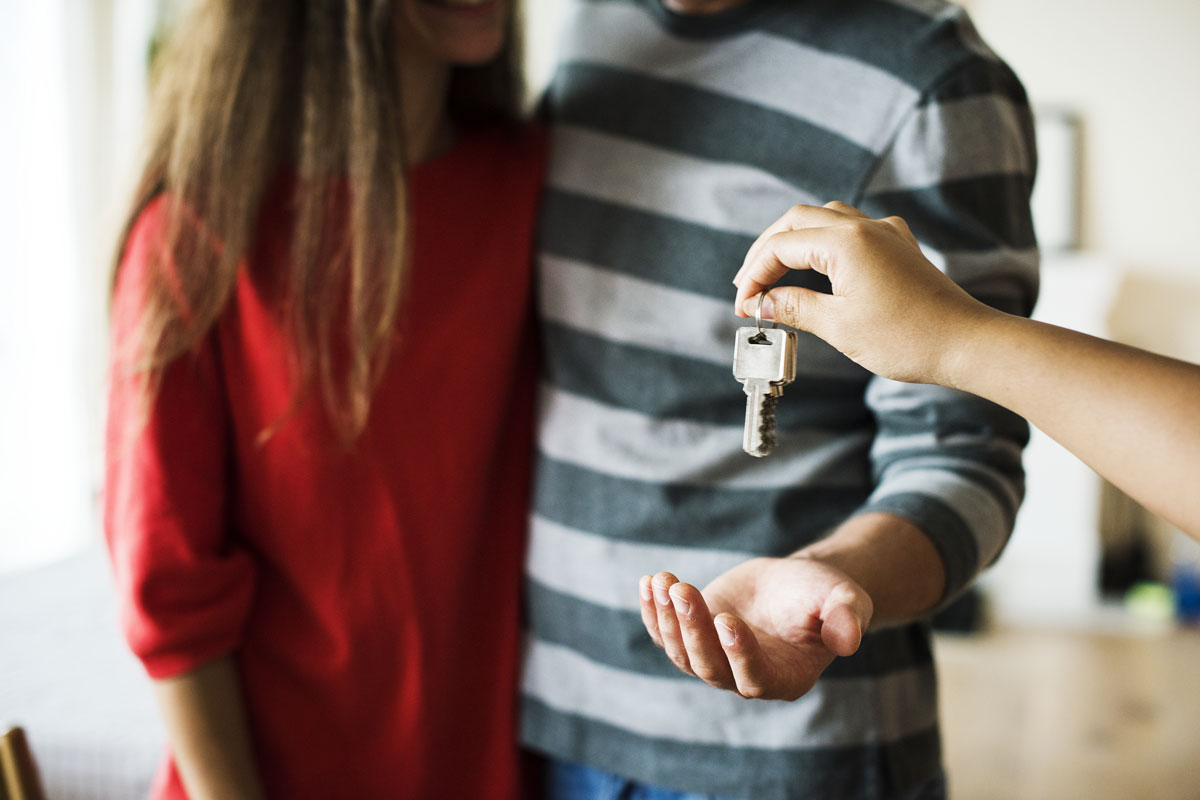 Foto de personas durante la venta de un inmueble