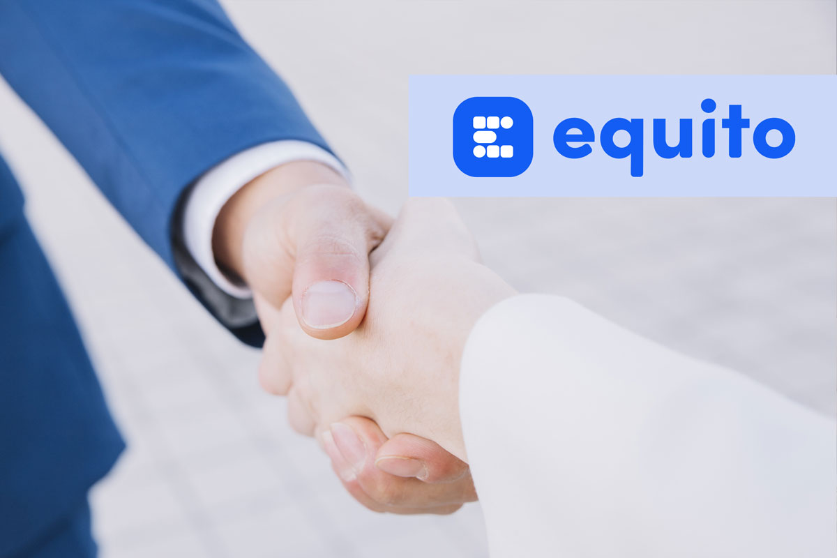 Dos personas dándose la mano después de un intercambio de tokens en la App Equito